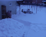 下雪了，我们就可以这么快乐地玩耍了 - When it snows, we can play happily.