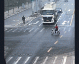 你以为大卡车能停，可司机根本没看见你 - You thought the truck could stop, but the driver didn't see you at all.