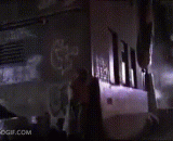 以为想吓吓路边的美女，万万没想到！ - I didn't expect to see the beautiful woman on the roadside.