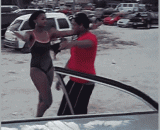 小婊砸，放开那个男人，他是我的！ - Little bitch, let go of that man, he's mine!