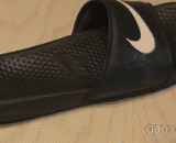 拖鞋的另一用处 - Another use of slippers