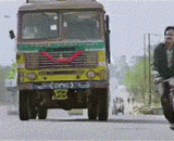 印度人面对车祸的反应是......唱歌跳舞，这五毛特效也是很棒 - Indians react to traffic accidents... Singing and dancing, these 50 Fen special effects are great.