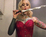 The foreign sister's performance mouth swallowed the sword,国外妹子表演口吞宝剑