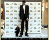 The world's tallest man takes a picture with the shortest man in the world,世界最高的人跟世界最矮的人合影