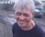 Niu Hunter: the tongue lick the eyes, the mouth touches the eyebrows,猎奇牛人：舌头舔眼睛，嘴巴触眉头