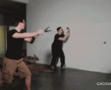 Foreign cattle kicks with flying knives and apples,国外牛人脚踢飞刀扎苹果