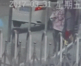 Robbery at the door of the police station and run to the police station,派出所门口抢劫，抢完往派出所跑