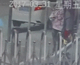 派出所门口抢劫，抢完往派出所跑 - Robbery at the door of the police station and run to the police station