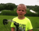 A small prodigy on the back of the body, aiming at the idea!,背身射箭小神童，用意念在瞄准！