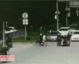 A horrible car accident! The good injustices of cycling are all running and smashed.,恐怖的车祸！骑自行车的好冤，都快跑了又被砸...