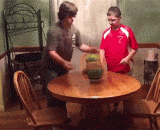 Watermelon with hundreds of rubber bands... Do not try at home,上百根橡皮筋套西瓜....切勿在家尝试