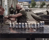 连劈12瓶易拉罐，真是一把好斧头 - It's a good axe to split 12 bottles of a jar