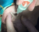 同学，你耳朵里有东西，好长的东西啊 - Classmate, you have something in your ears. What a long thing!