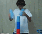 少年表演超流弊的叠杯子技术 - The superimposed cup technique of the juvenile's performers