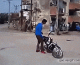 看看三哥是怎么玩摩托车的 - Look at how three brothers play motorcycles