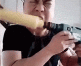 It's a good guy to eat corn with a drill.,电钻吃玉米，这哥们牙真好！