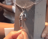 This design is a little dirty... Do you want to try it on?,这个设计有点污…想不想试戴一下？