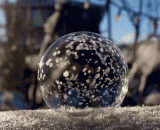 The freezing process of blowing bubbles in cold weather is beautiful.,严寒天气下吹泡泡瞬间结冰的过程，太美了