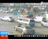 当熊孩子把一个鞭炮扔下下水道，发生了这一幕 - When the bear boy threw a firecracker down the drain, it happened.