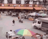 说好的过马路先看左再看右呢 - A good road to cross the road first look left and see right