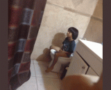 The bear child is stuck in the toilet by the toilet,熊孩子上厕所被马桶粘住屁屁了