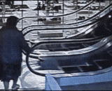 大妈，电扶梯真不是这样用的。 - Mom, the escalator really doesn't use it.