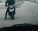卧槽，要抢摩托车就直说啊，吓死老子了！ - Lying down to grab a motorcycle, just say it!