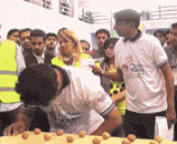 Those who hit the fastest walnut saw my head hurt all the time.,砸核桃最快的人，看得我瞬间头都疼了