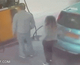 不给老娘烟抽，烧你车！太彪悍了！ - Do not smoke the old lady, burn your car! It's so tough!