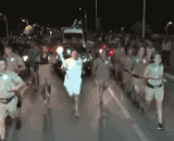 终于有人拿灭火器对奥运火炬下手了！ - Finally, someone put a fire extinguisher on the Olympic torch.