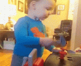 熊孩子敲螺丝钉敲不出成就感，终于想到一个可以敲出成就感的地方 - The bear child knocked on the screws and failed to realize his sense of accomplishment. Finally, he thought of a place where he could sense his sense of achievement.