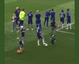 小家伙很顽强，到最后利用积极的拼抢造成对方犯规！ - The little guy is very stubborn. Finally, he will make a foul by aggressive fighting.