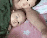 Dad had a hard time trying to sleep a little more in the morning,老爸早上想多睡一会也费劲了心思