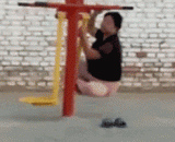 The mother played a new pattern on the fitness equipment,大妈在健身器材上玩出了新花样