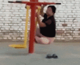 大妈在健身器材上玩出了新花样 - The mother played a new pattern on the fitness equipment