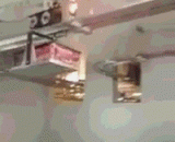 轨道送餐机器人，感觉服务员们要下岗了 - The orbital feeding robot feels that the attendants are going to be laid off.