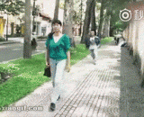 How does my sister deal with the robber? Squat down and tighten the bag, then run to many places!,妹子如何应对抢包贼？蹲低拉紧包包，然后跑到人多的地方！