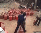 三哥是这样搬运煤气罐的，碉堡了 - The third brother carries the gas tank, the bunker