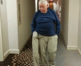 三条腿的男人，简直不敢相信 - The three - legged man can't believe it.