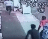 The hero of the whole people! The water workers also helped the police to catch the thief.,全民英雄！送水工也协助警察捉贼。