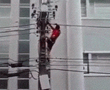 巴西男爬电线杆，触电 - Brazil male creeping pole, electric shock