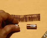 A small train consisting of batteries and magnets can play like a bunker.,电池+磁铁组成的“小火车” 居然可以这么玩，碉堡了！