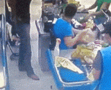 这就有点尴尬了，警察蜀黍就在抢劫者的后面 - This is a bit awkward. Police corn is behind the robbers.