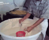 Ah San is frying balls at the speed of opening and hanging,阿三正在以开挂的速度炸丸子