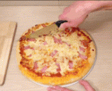 It's too TM to teach you how to steal pizza.,教你如何偷吃披萨不被发现，真是太TM机智了