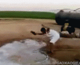 When a two cargo runs into a water spray pipe,当一个二货碰到喷水的水管时