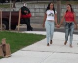 一只假老鼠吓得妹子波涛胸涌 - A fake mouse scared her sister's chest