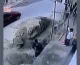 天降水泥车，大概死了...这带安全帽也没用啊 - The sky cement truck is probably dead... It's useless to wear a helmet.