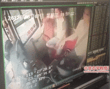 The passengers robbed the steering wheel to commit suicide.,乘客突抢方向盘要自杀...