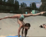 妹子的一字马飞上天了 根本停不下来 - The girl's word horse can't stop at all.